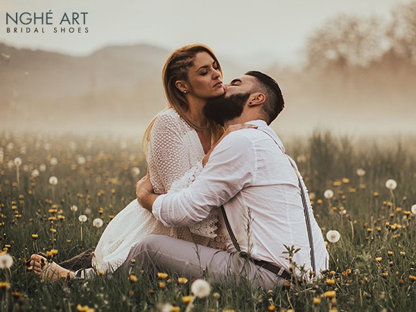 Em thích cảm giác được anh ôm vào lòng và thơm nhẹ lên tóc