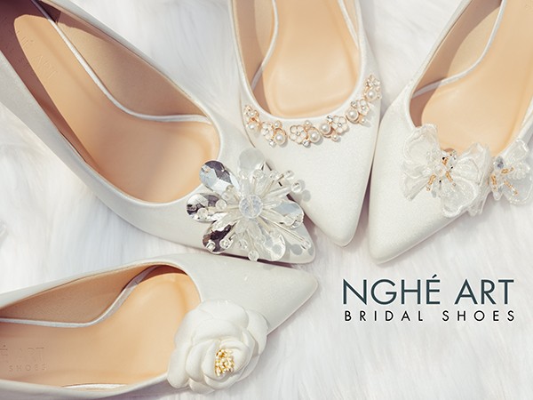 Bộ sưu tập giày cưới Nghé Art lụa satin trắng và nude 2021