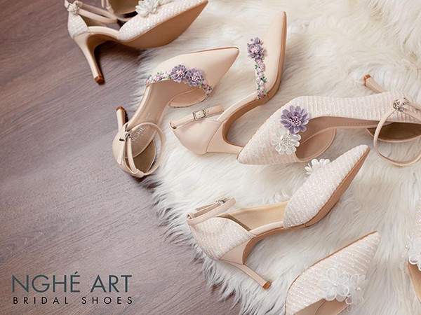Giày cưới cao gót mũi nhọn - bàn tiệc kiểu dáng và sắc màu tại Nghé Art Bridal Shoes