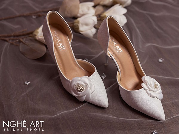 Giày cao gót mũi nhọn hở eo - Bộ sưu tập thời thượng đến từ Nghé Art Bridal Shoes