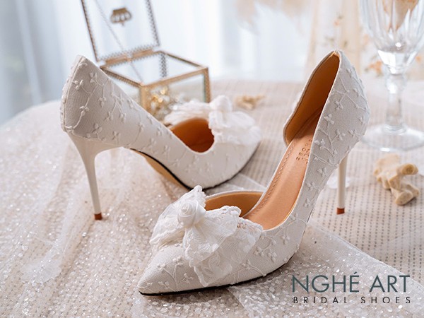 Giày cưới hoa ren nổi – Khi mỗi bước chân nàng là một đóa hoa đang nở