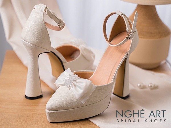 Giày cưới gót vuông nơ ngọc trai - Thanh lịch và vững chãi trong từng bước chân