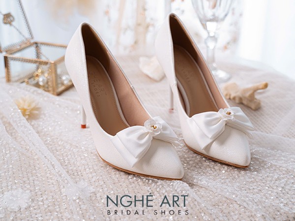 Giày Cưới Nơ Satin Đính Hoa: Tinh Tế và Lãng Mạn Cho Ngày Cưới Của Bạn