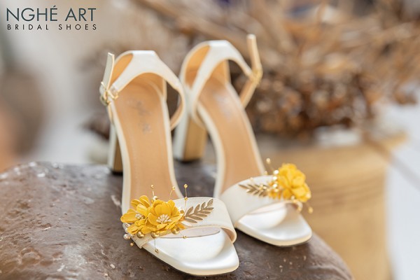 Giày cưới Nghé Art sandal hoa vàng 299 - 9 phân