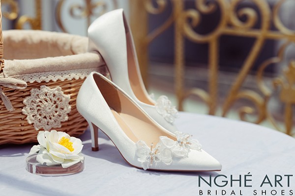 Giày cưới Nghé Art satin trắng đính bướm voan 335 - Trắng - 7 phân