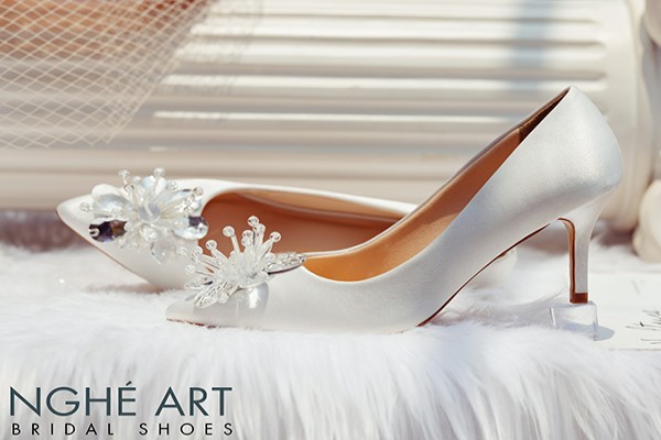 Giày cưới Nghé Art satin trắng đính đoá hoa pha lê 336 - Trắng - 7 phân