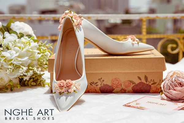 Giày cưới Nghé Art lụa satin màu trắng đính dãy hoa 356 - Trắng - 7 phân