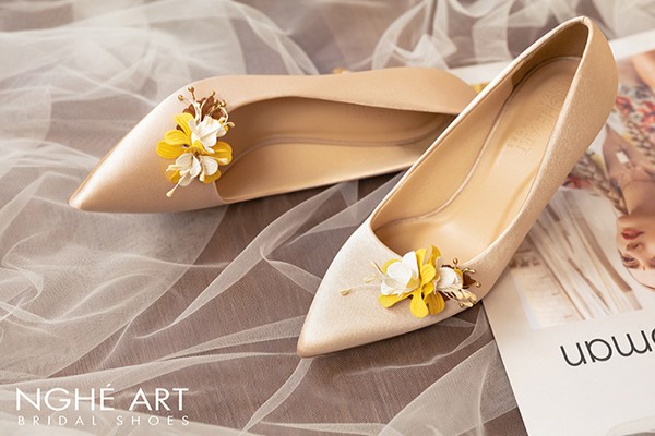Giày cô dâu Nghé Art lụa satin hoạ tiết hoa vàng 423 - Nude - 7 phân