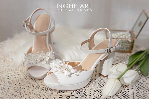 Giày cưới Nghé Art mũi đúp cao gót quai sandal dãy hoa 460-203-12p - Trắng - 12 phân