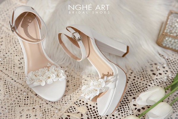 Giày cưới Nghé Art sandal đính dãy hoa ngọc trai 460-323T - Trắng - 11 phân
